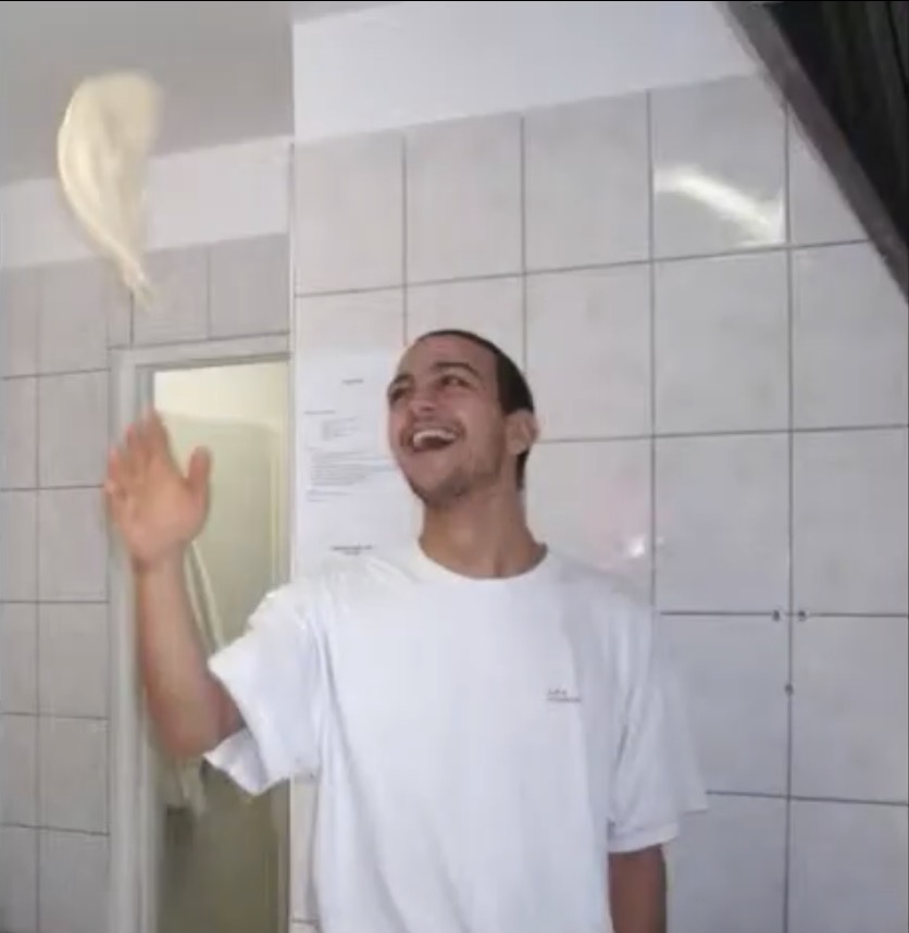 Apprentissage du lancer de pâte pendant une formation de pizzaiolo à Cap-d'Ail en 2007