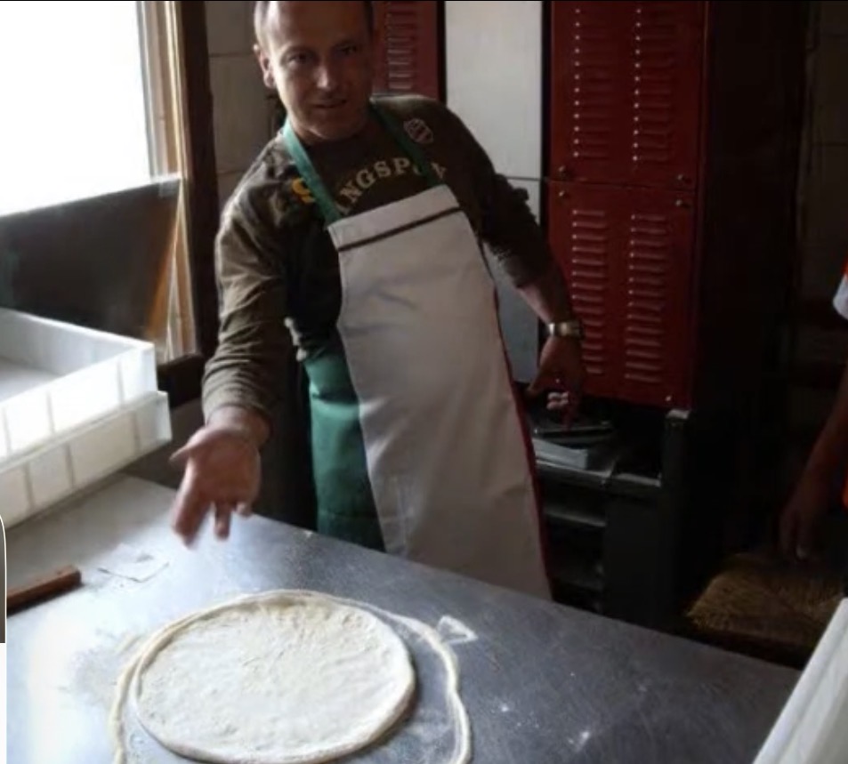 Façonnage d'un disque de pâte pendant la formation de pizzaiolo