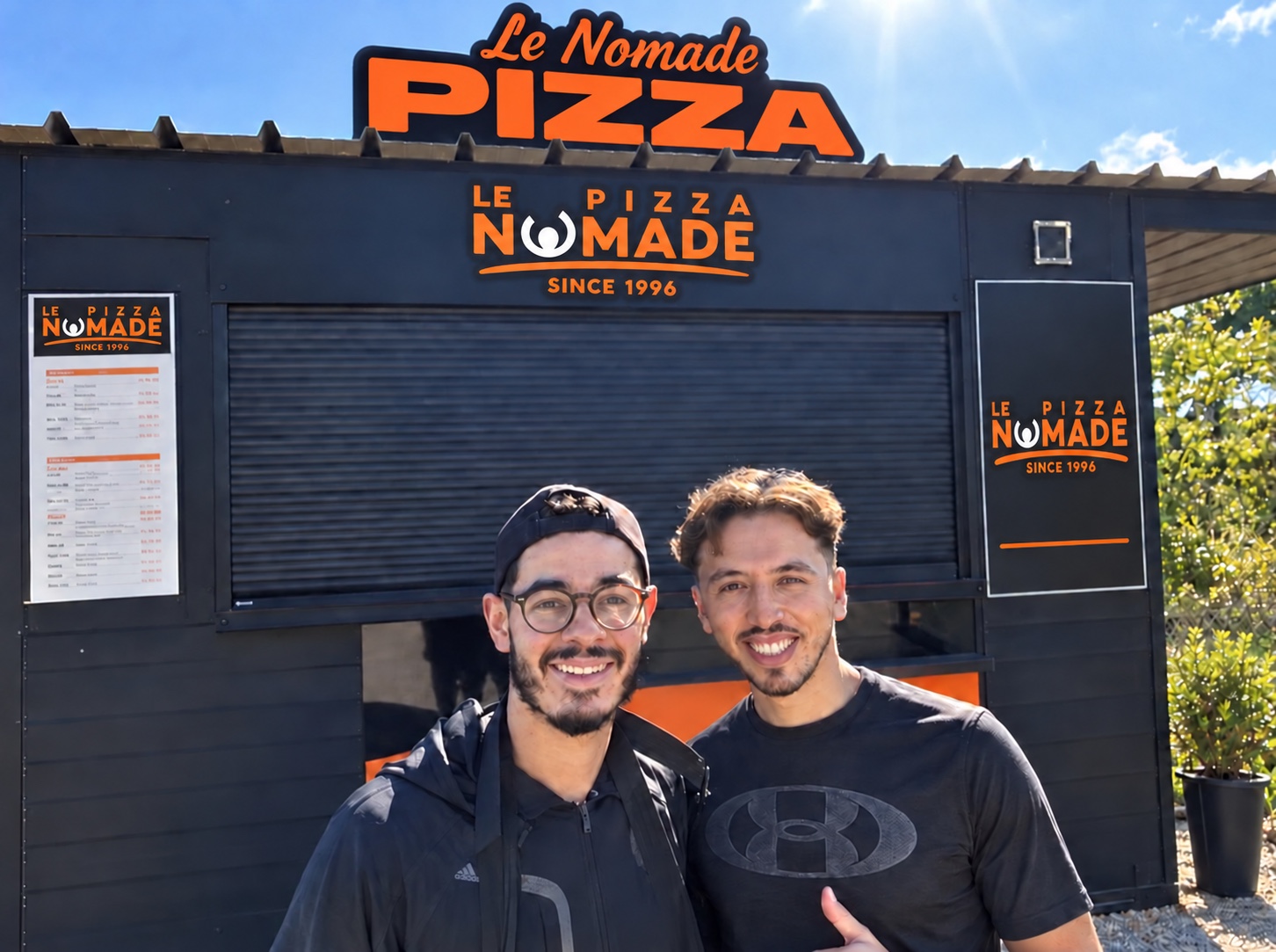Hicham et Nabil devant le point de vente Pizza Le Nomade à Péron