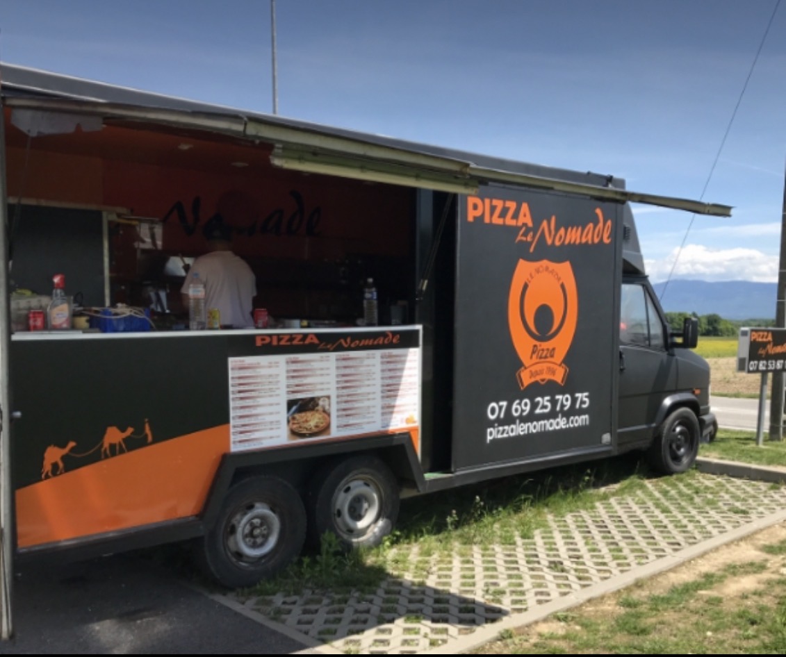 Camion noir et orange Pizza Le Nomade à Saint-Genis-Pouilly
