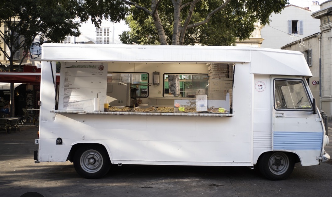 Camion des premières pizzas au feu de bois à Saint-Genis-Pouilly